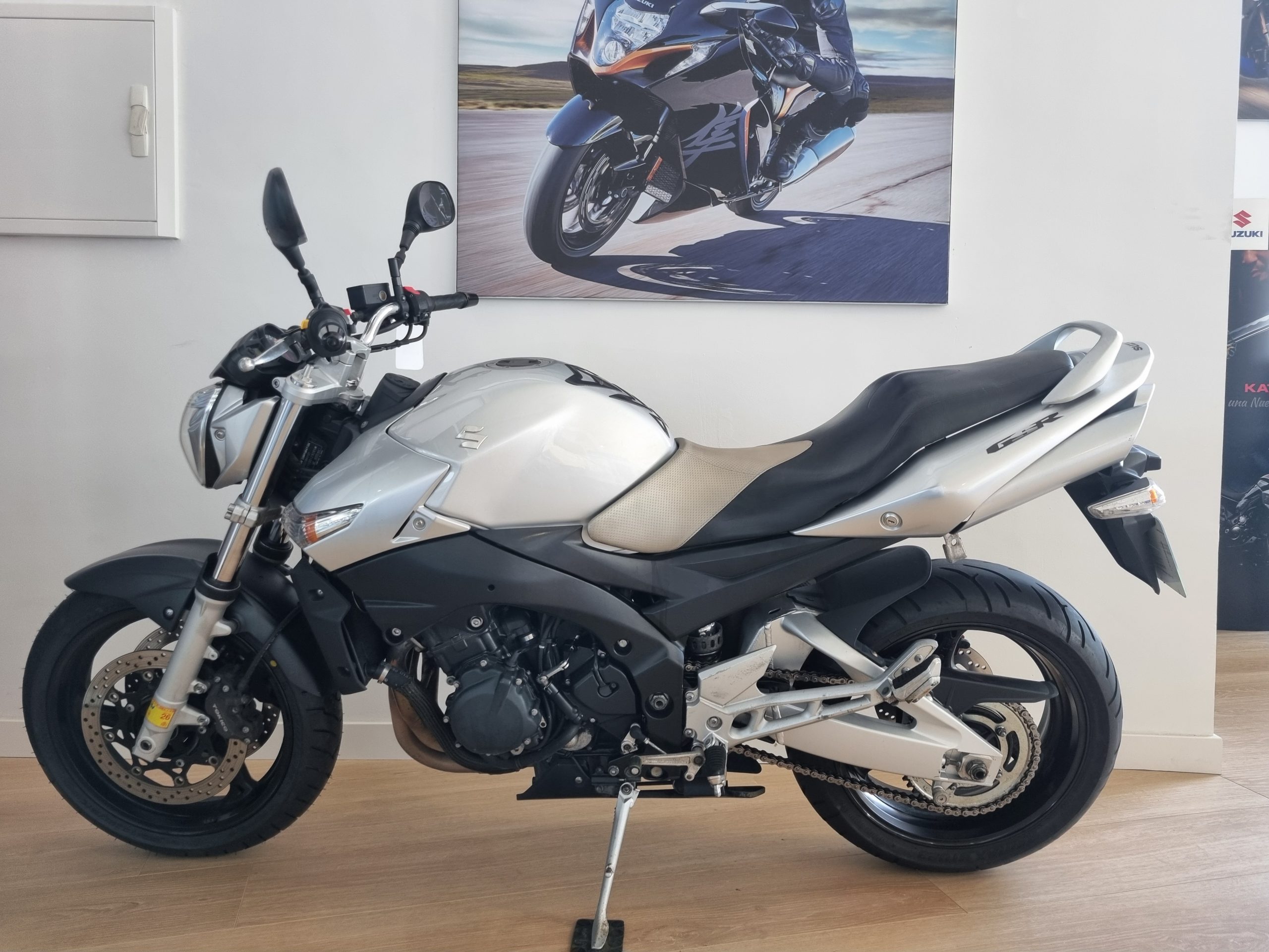 SUZUKI GSR 600